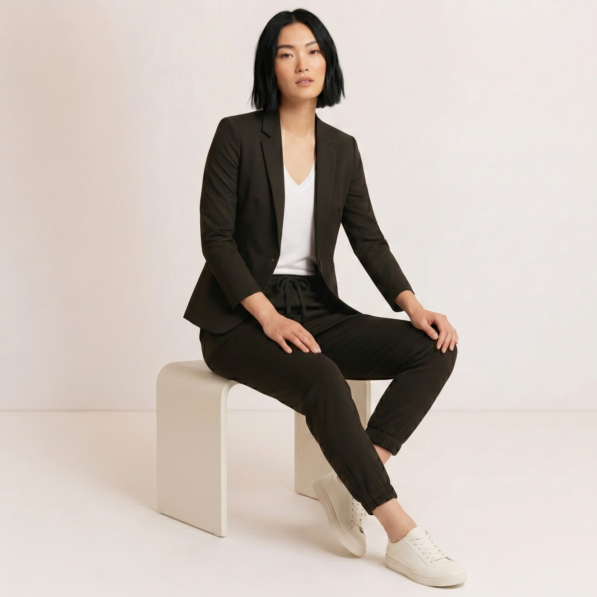 Alma - Conjunto Chaqueta Entallada y Pantalón con Cordón
